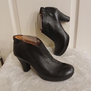 Naya Bara Leather Ankle Bootie Ruched Chunky Wooden Block Heel 9 Old Money Basic